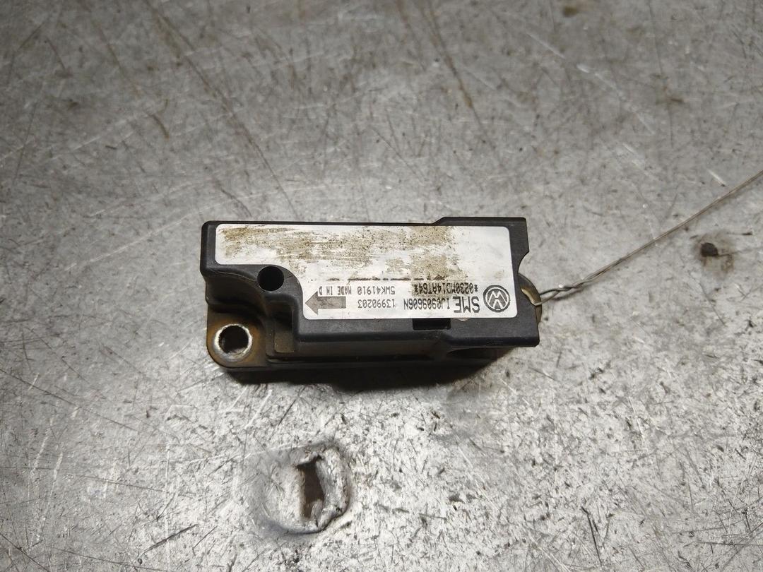 Датчик удара 00IGVD Volkswagen Passat - Фото 1