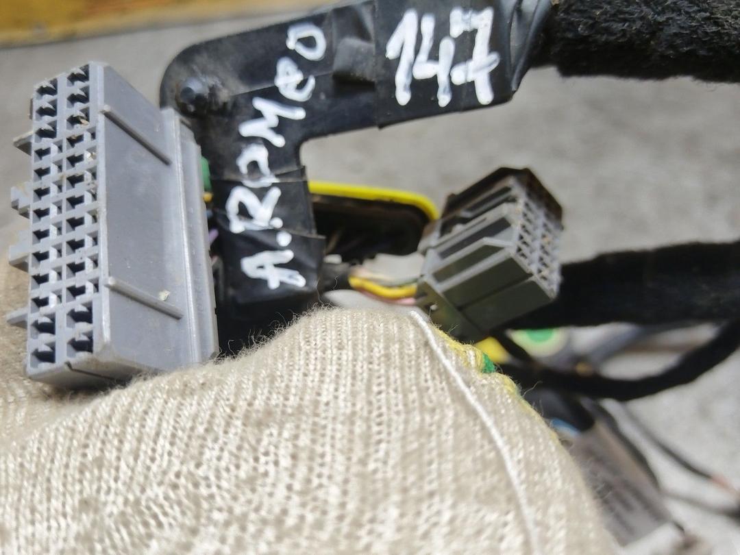 Проводка двери передней левой YRH0HM Alfa Romeo 147 купить с доставкой