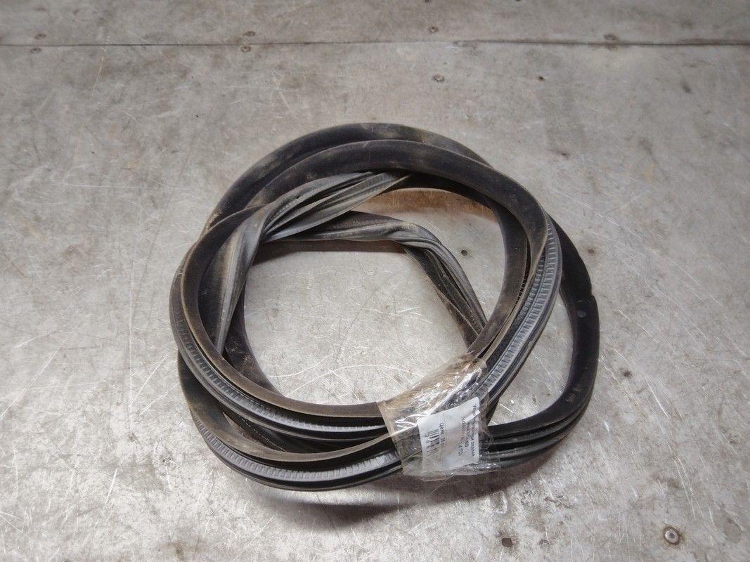 Уплотнитель двери задней левой ERNW5G Volvo V70 купить