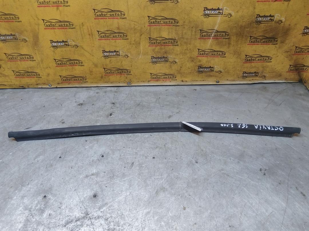 Молдинг стекла двери задней левой наружный U7HP27 Skoda Octavia