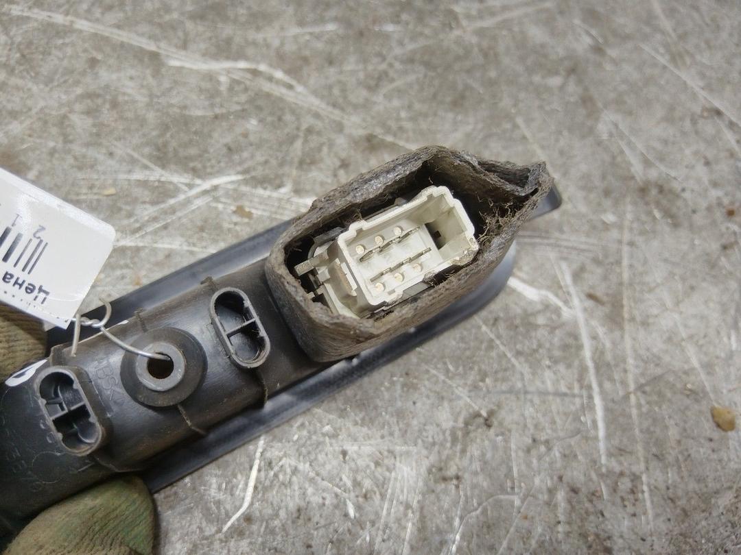 Кнопка стеклоподъемника заднего правого HOIVKR Renault Scenic купить на авторазборке