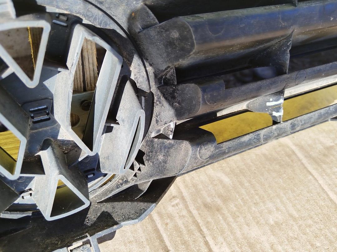 Решетка радиатора PFERMM Volkswagen Polo купить на авторазборке