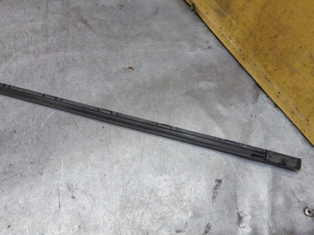 Молдинг стекла двери задней левой наружный KVN460 Opel Zafira купить с доставкой