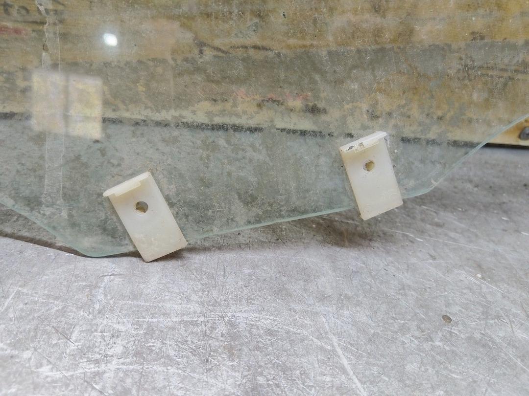 Стекло двери передней левой EOL4Q5 Mazda Premacy купить с доставкой