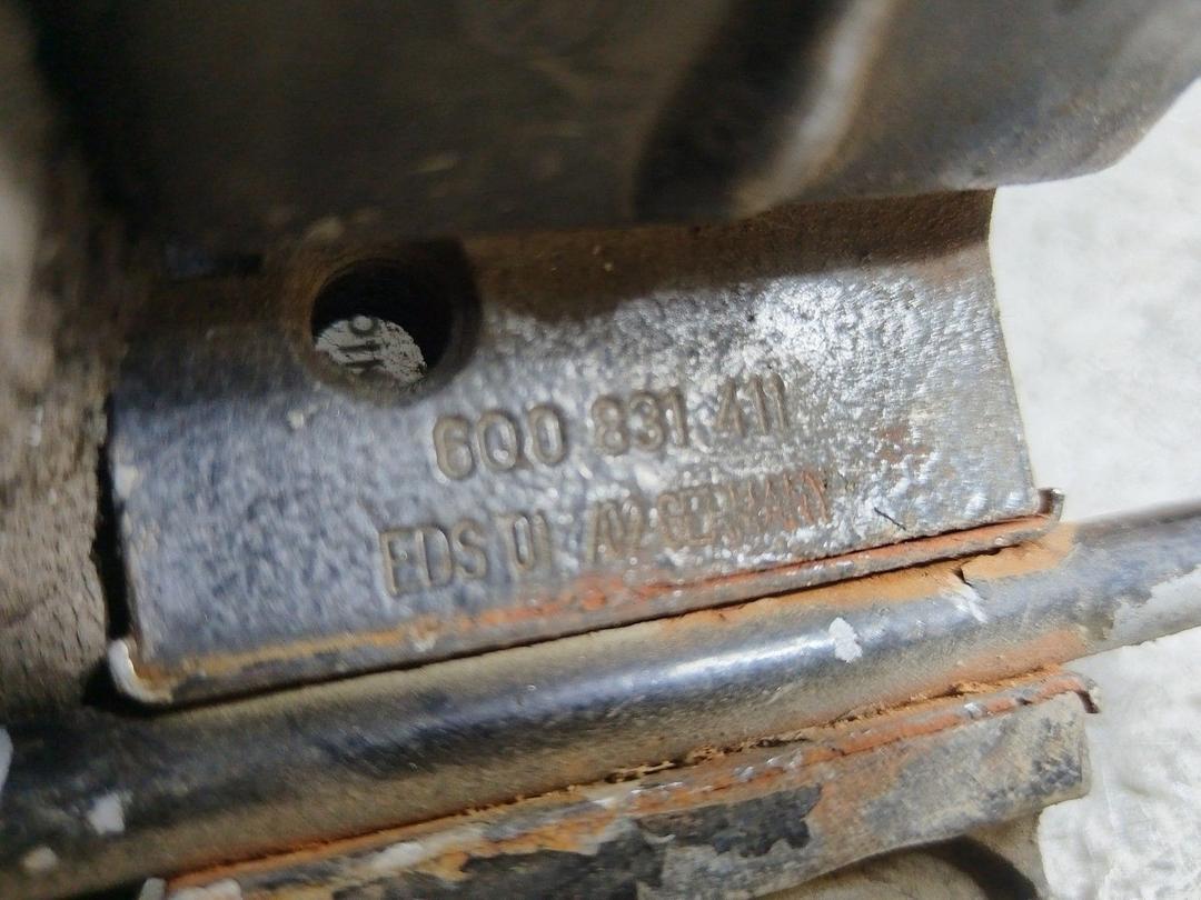 Петля двери передней левой 2XWE4D Volkswagen Polo купить в магазине запчастей бу