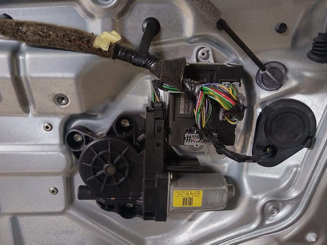 Стеклоподъемник электрический передний правый UG036R Volvo XC70 купить в магазине запчастей бу