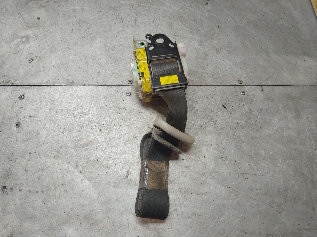 Ремень безопасности задний левый LI1V95 Toyota Yaris купить