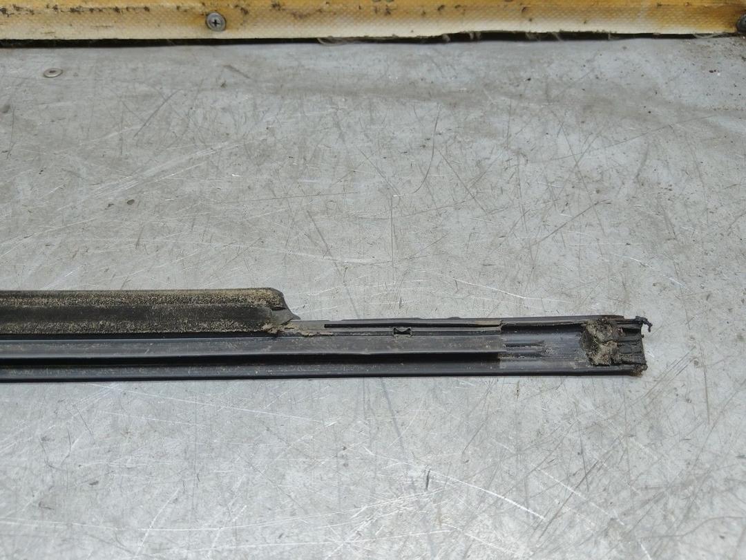 Молдинг стекла двери передней правой наружный 7NBA04 Mitsubishi Carisma купить с доставкой