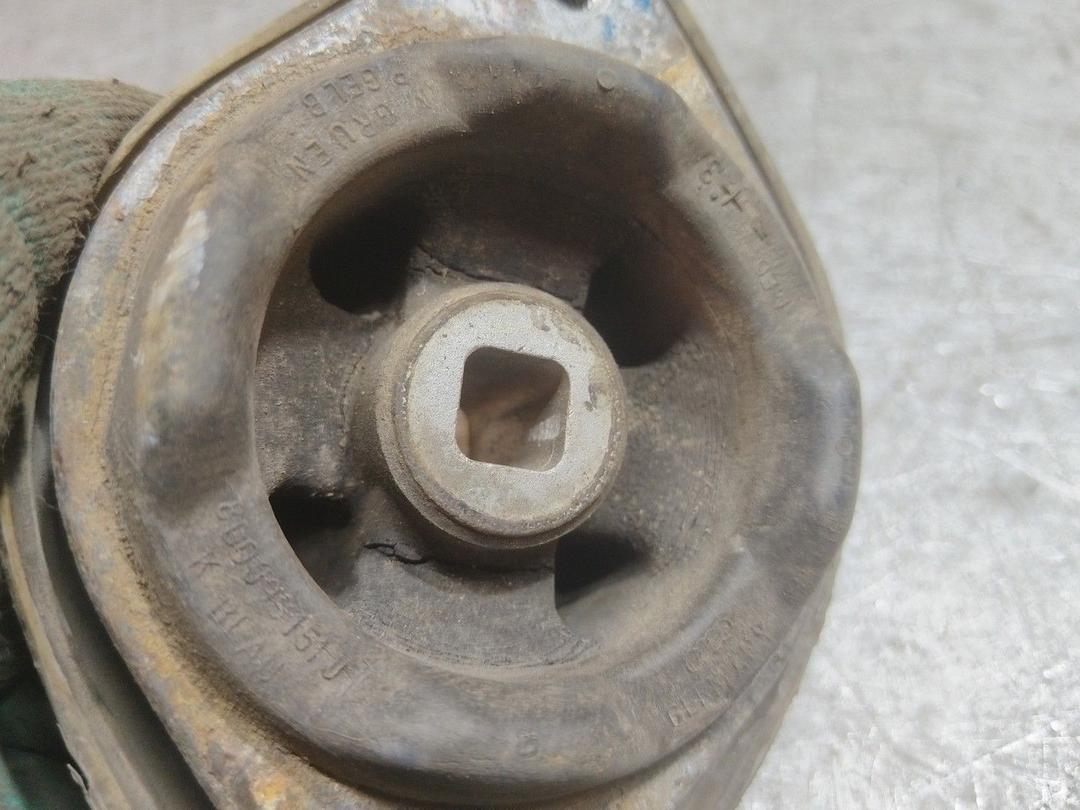 Подушка крепления КПП F76AAP Volkswagen Passat - Фото 3