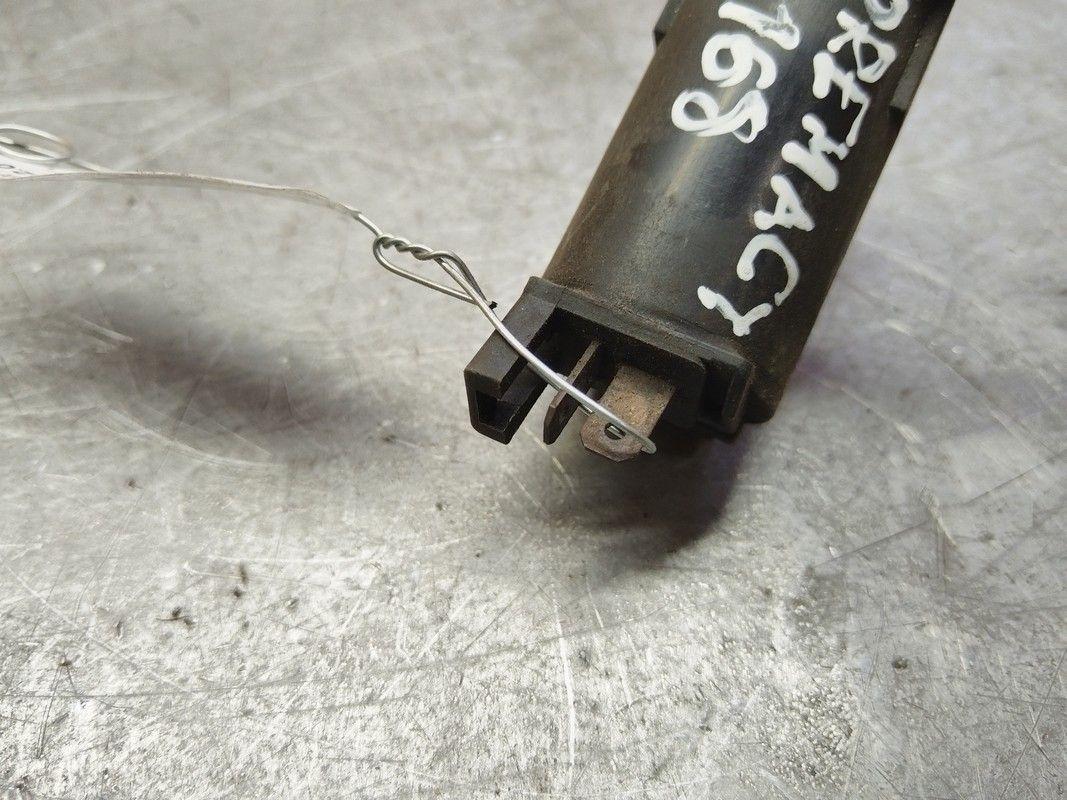 Насос (моторчик) омывателя стекла 1BRZNX Mazda Premacy - Фото 4