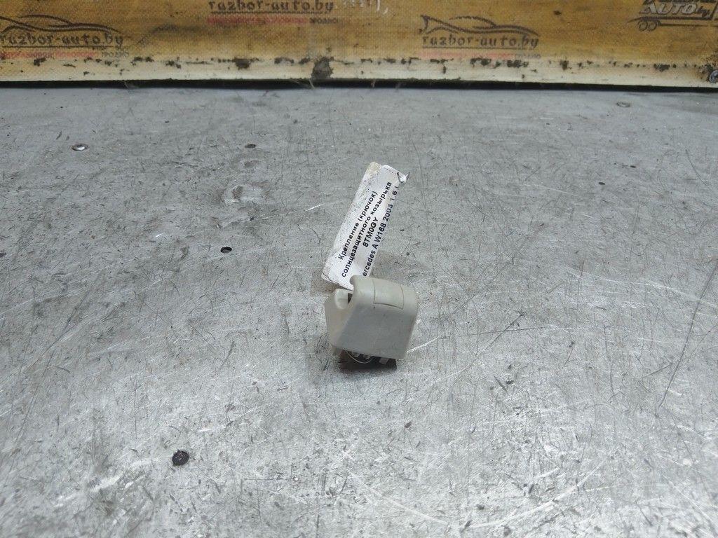 Крепление (крючок) солнцезащитного козырька 8TM0GY Mercedes A W168 - Фото 2