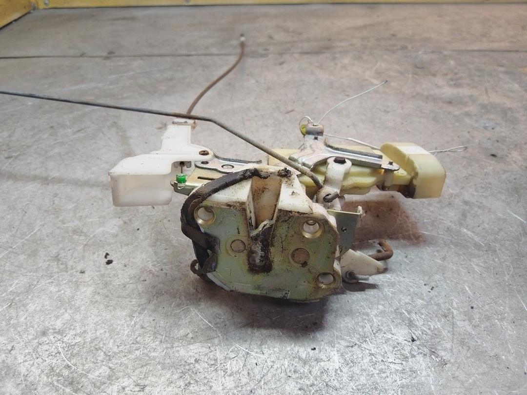 Замок двери передней левой 0J01YV Toyota Yaris Verso - Фото 1