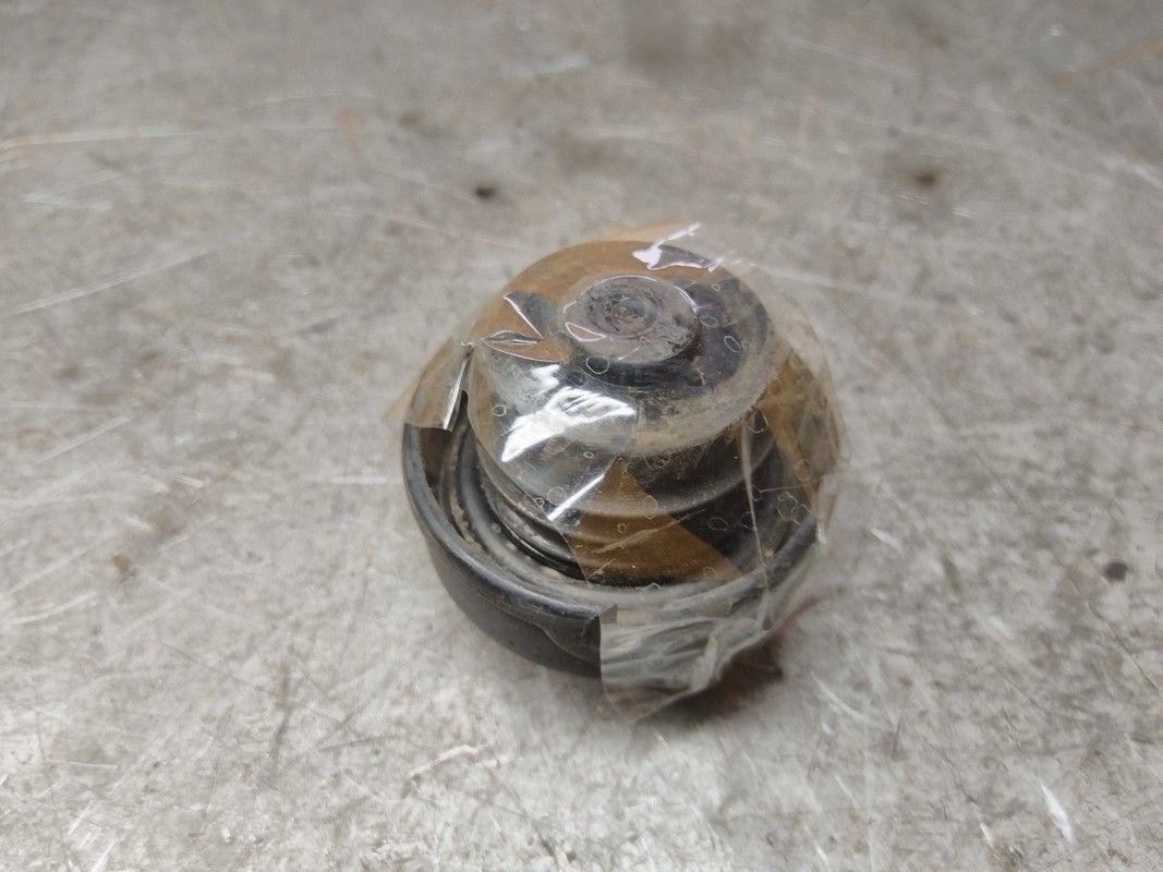 Крышка топливного бака VHY5QT Audi 100 - Фото 2