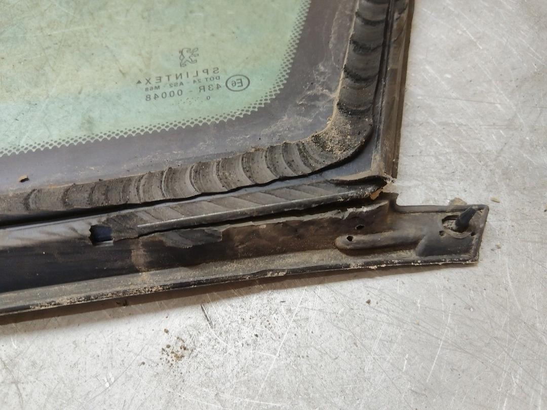 Стекло кузовное боковое левое 0408E6 Peugeot 406 купить в магазине запчастей бу