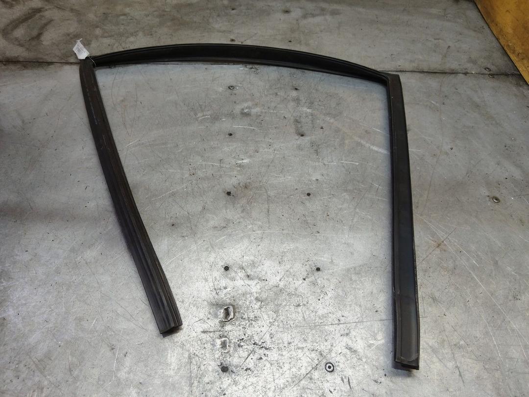 Уплотнитель двери задней левой 9YUA17 BMW 5 E39 купить