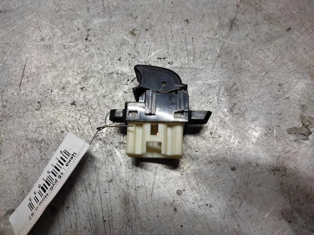 Кнопка стеклоподъемника заднего правого XQM0YB Mazda 6 купить