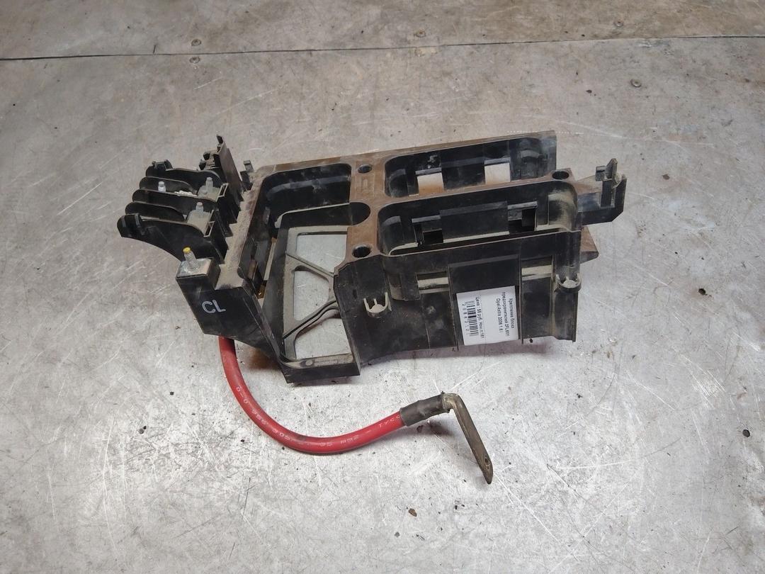 Крепление блока предохранителей 2FL6M1 Opel Astra