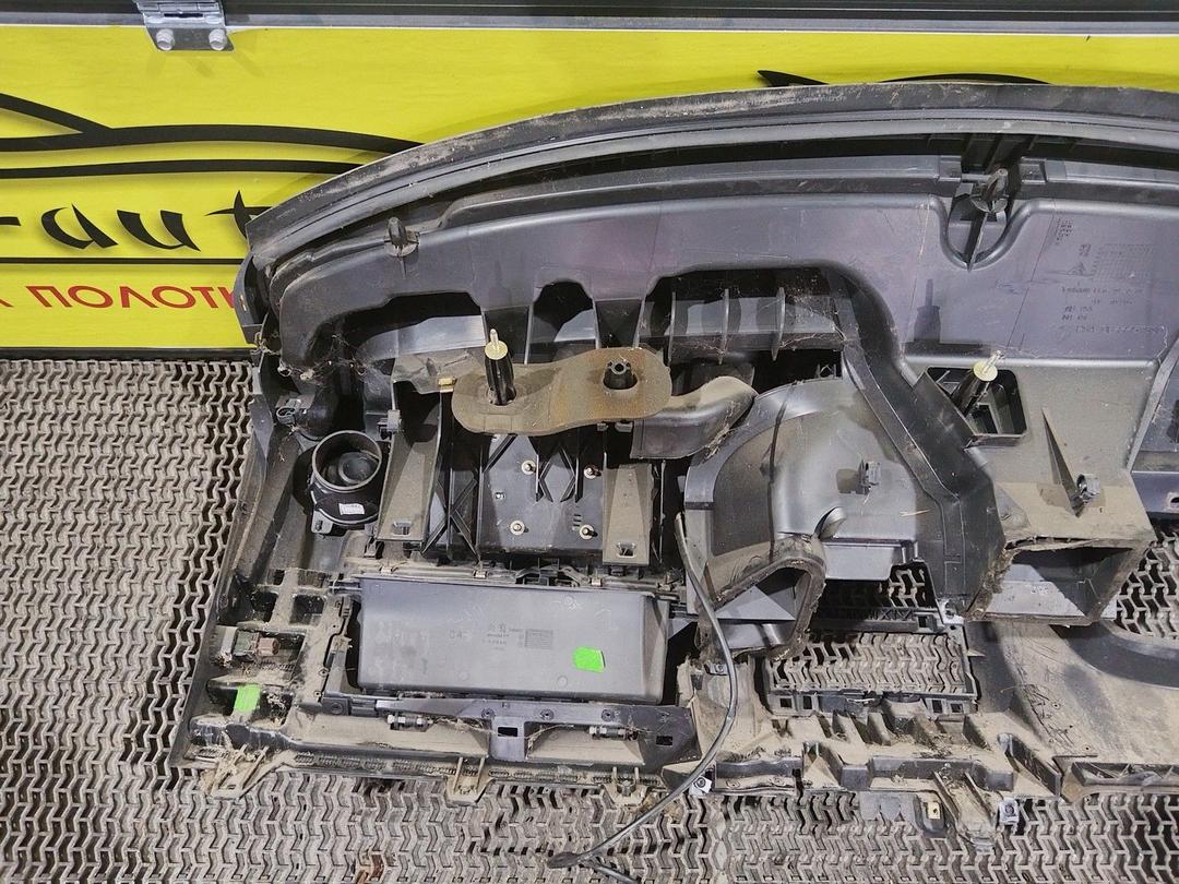 Панель передняя салона (торпедо) 7SG139 Peugeot Partner undefined