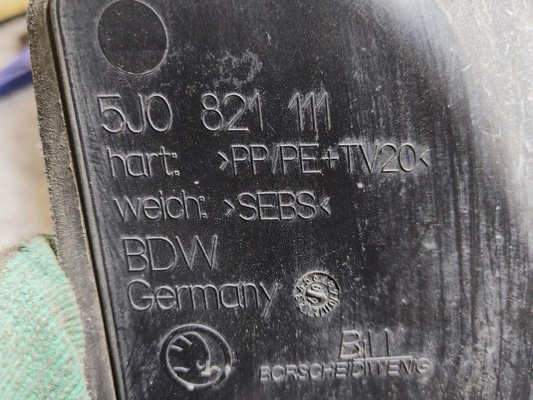 Пыльник крыла переднего левого NZ4WLQ Skoda Fabia купить в магазине запчастей бу