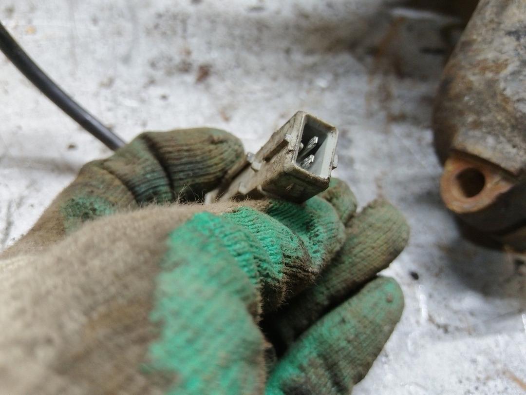 Кулак поворотный левый RJWH6P Peugeot 406 купить в магазине запчастей бу