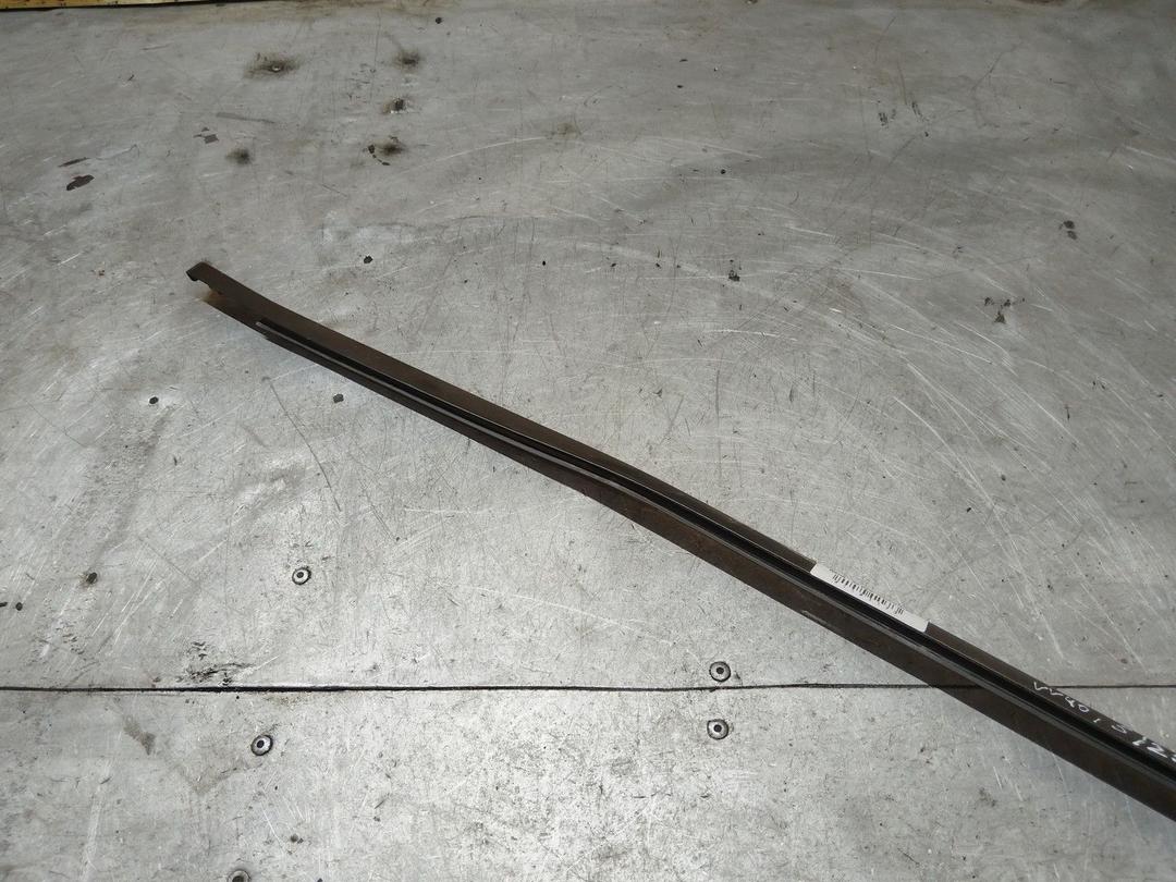 Молдинг стекла двери передней правой наружный Z5K4PO Volvo V40 купить с доставкой