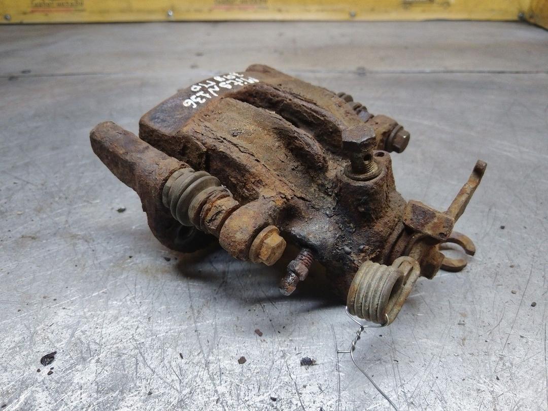 Суппорт задний правый 8FV90F Mitsubishi Carisma - Фото 3