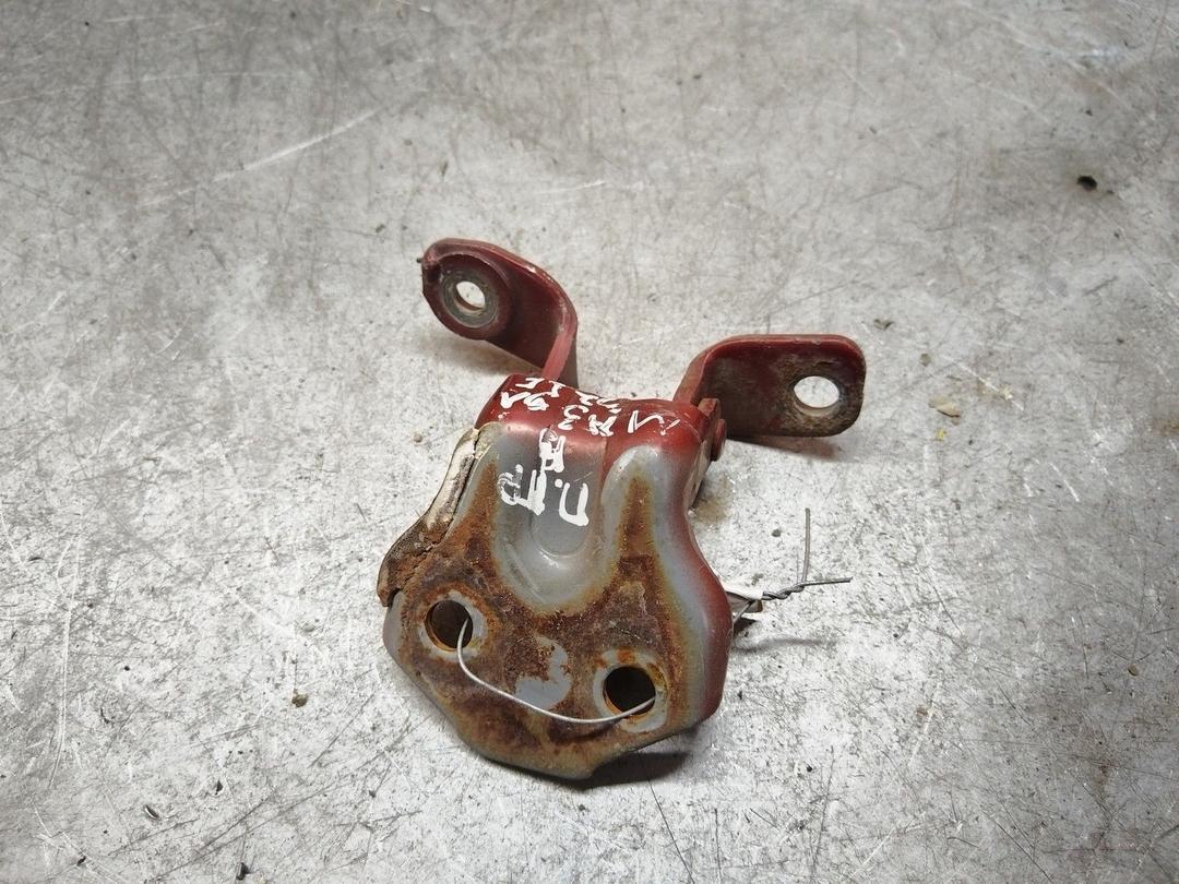 Петля двери передней правой FX6Y83 Mazda 323F купить в магазине запчастей бу