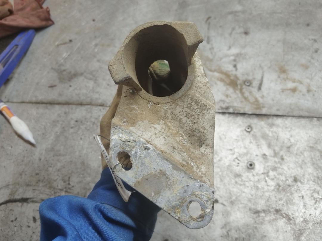 Клык бампера задний левый 7552HP Audi 80 купить на авторазборке