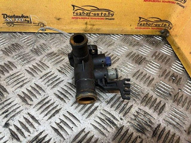 Корпус термостата 5BSO7J Audi 80 - Фото 1