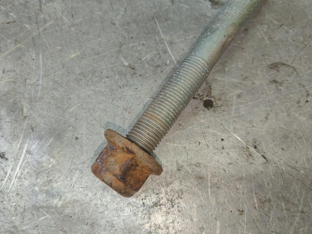 Болт OEQFE7 Volkswagen Passat купить