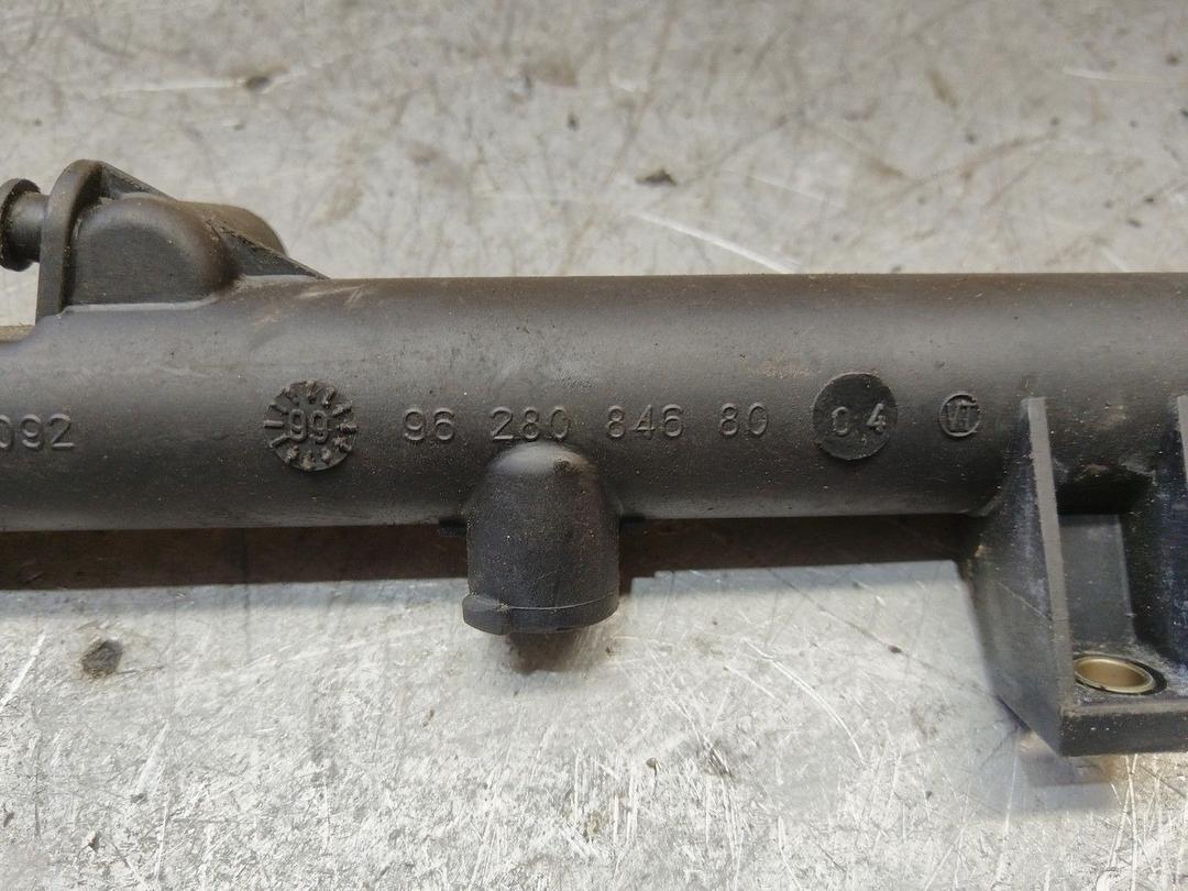 Топливная рампа W7H8D0 Citroen Xsara Picasso купить в магазине запчастей бу