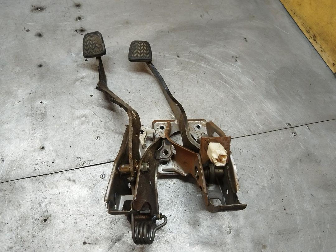 Узел педальный (блок педалей) JKSBQ8 Toyota Avensis