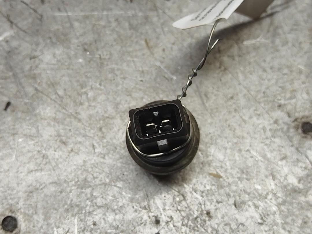 Датчик температуры охлаждающей жидкости F7OHAD Volkswagen Passat - Фото 2