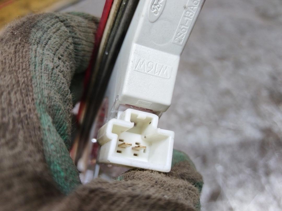 Стоп-сигнал 01GK9C Ford Fiesta - Фото 8