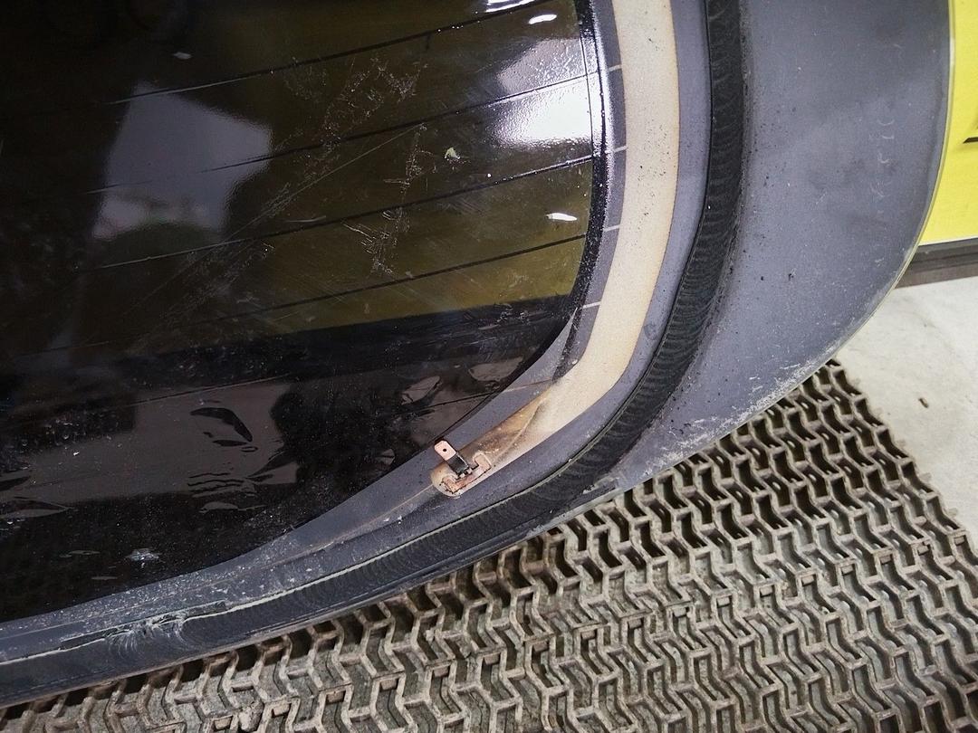 Стекло заднее QA8NEU Mitsubishi Colt купить в магазине запчастей бу