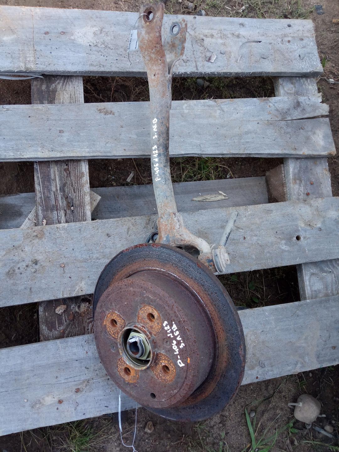 Кулак задний левый BP6FWY Peugeot 406 - Фото 2