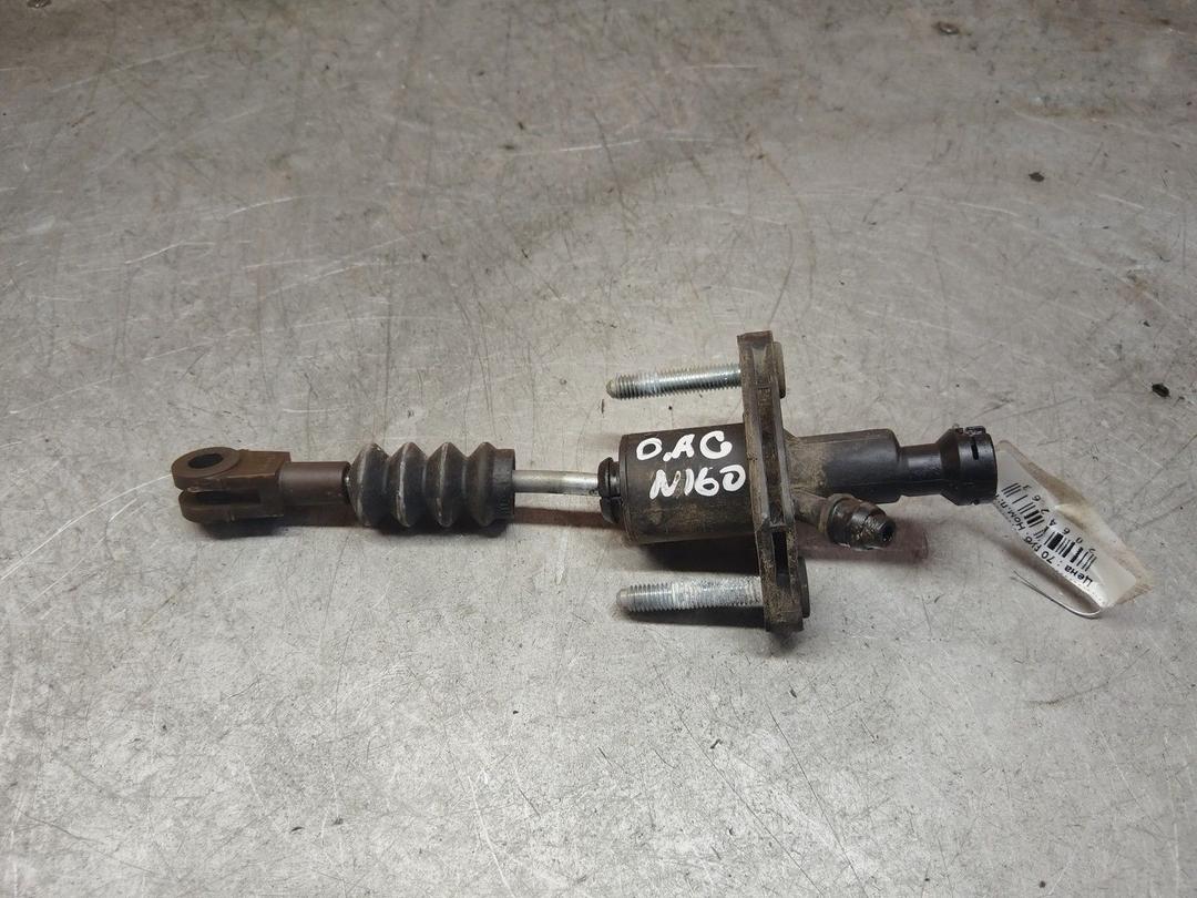 Цилиндр сцепления главный V2UBDY Opel Astra