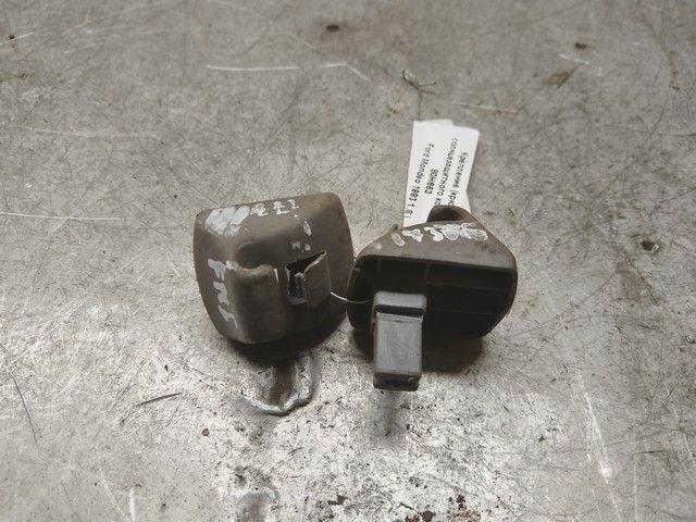Крепление (крючок) солнцезащитного козырька 80H663 Ford Mondeo