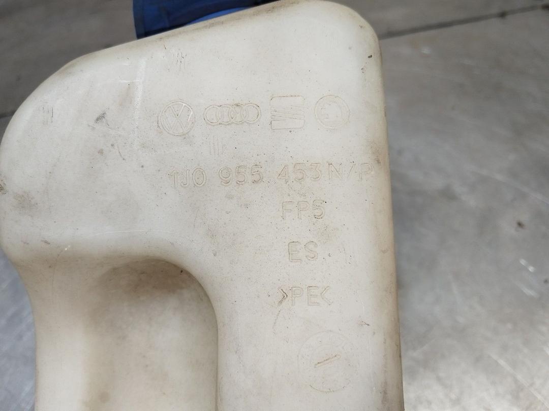 Бачок омывателя VWVUH3 Volkswagen Golf купить в магазине запчастей бу