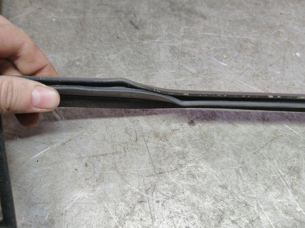 Молдинг стекла двери передней правой наружный TEBQC7 Volkswagen Golf купить с доставкой