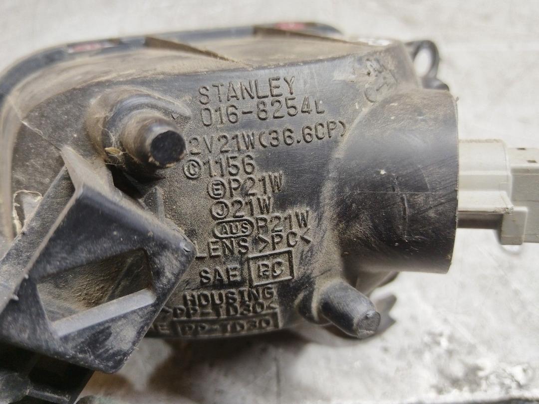 Фонарь крышки багажника левый 8WTIM3 Mazda 323 купить в магазине запчастей бу