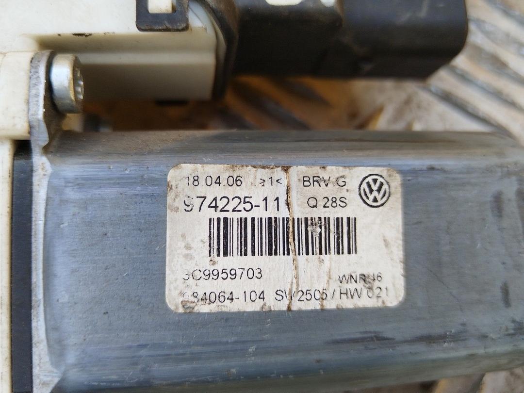 Моторчик стеклоподъемника задний левый ZH55NH Volkswagen Passat купить в магазине запчастей бу