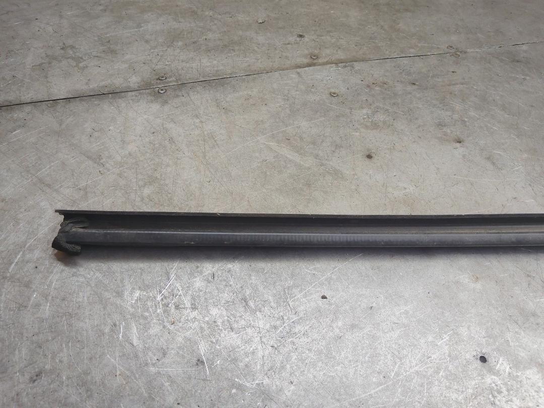 Молдинг стекла двери передней правой внутренний OMDX22 Ford Fusion undefined