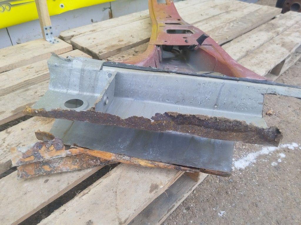 Стойка кузовная центральная левая SXWAJ9 Peugeot 307 undefined