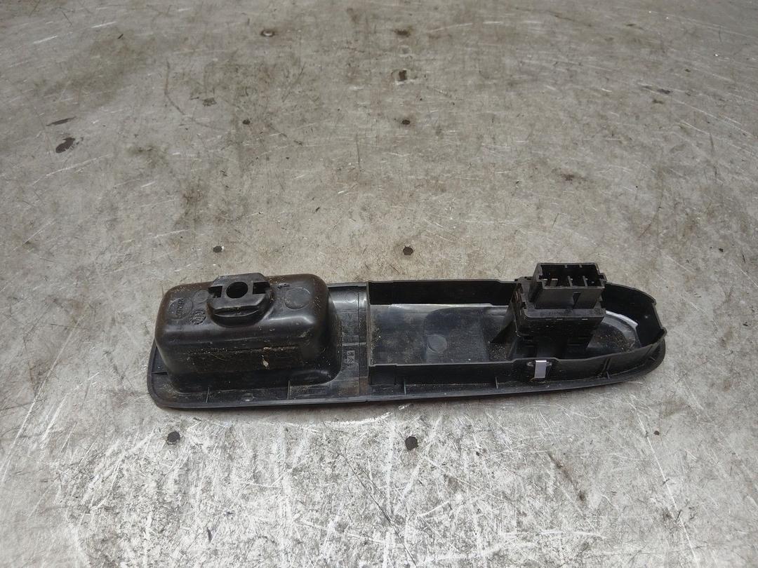 Кнопка стеклоподъемника переднего правого P7PZCL Peugeot 406 купить с доставкой