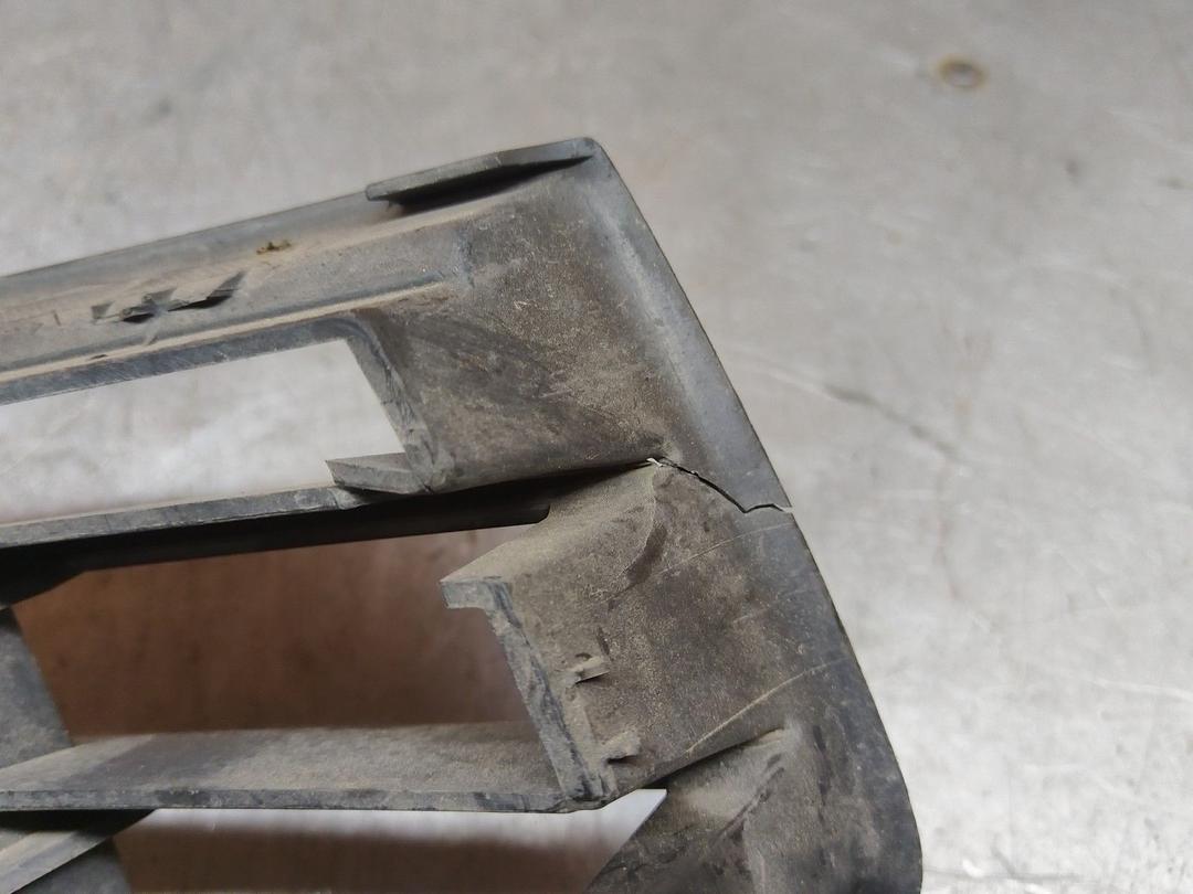 Заглушка (решетка) в бампер передний 86O7KG Volkswagen Passat купить на авторазборке