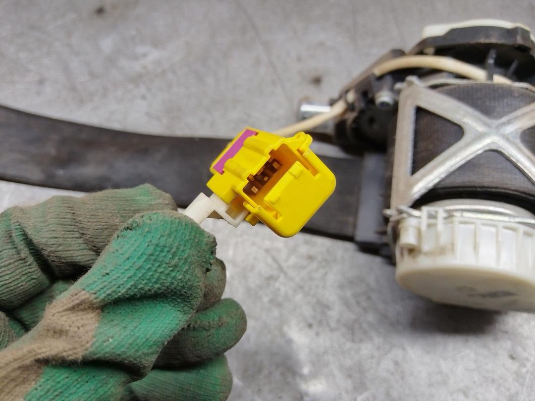 Ремень безопасности передний правый UE24ZC Volkswagen Passat купить