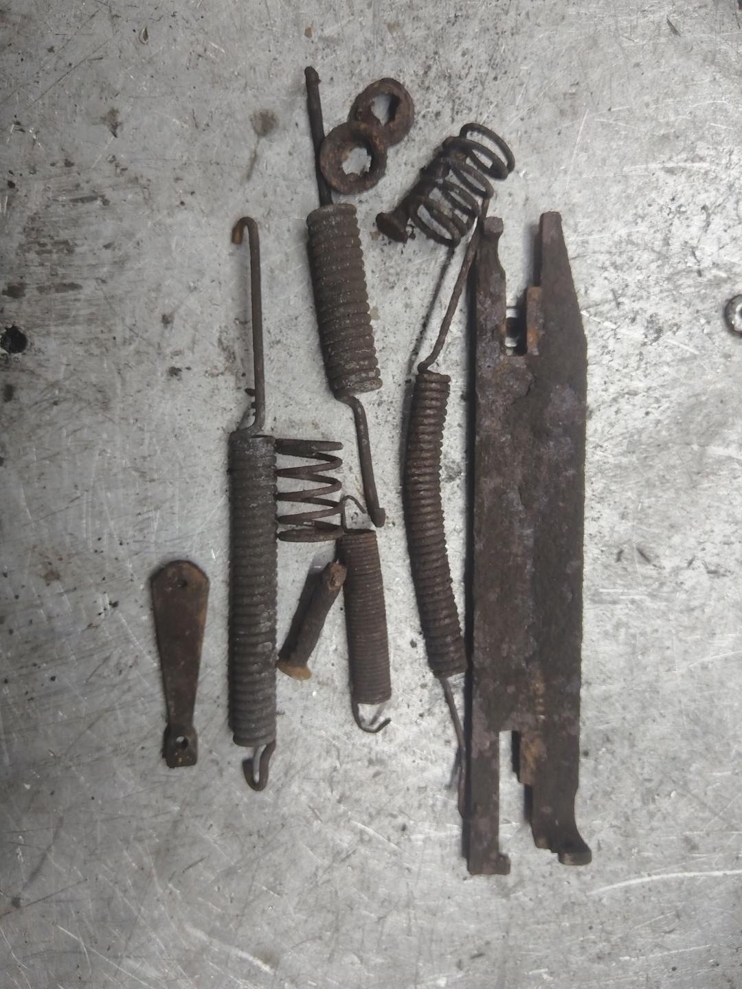 Механизм развода задних тормозных колодок правый 7ZJZ8V Audi 80 купить