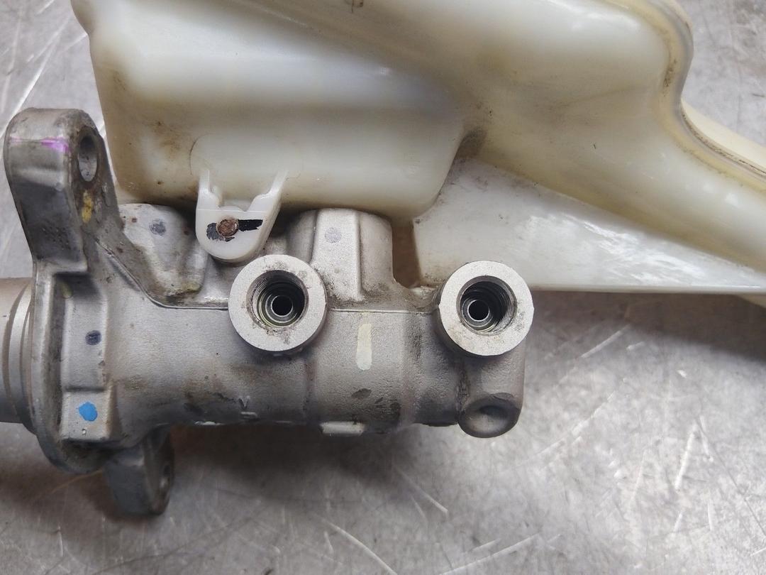 Цилиндр тормозной главный M2L28B Ford Fusion - Фото 2