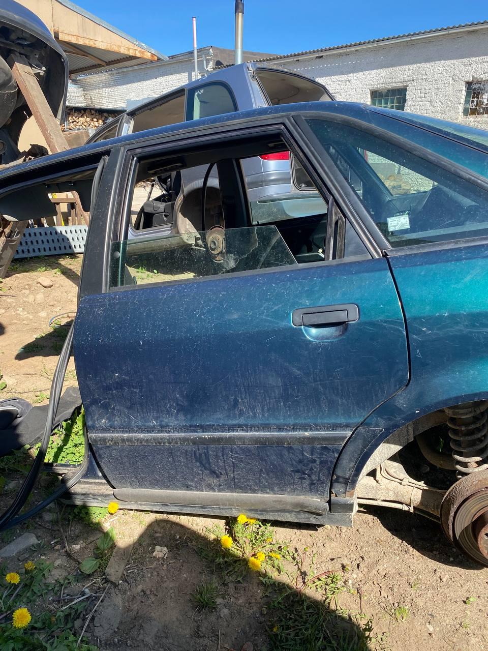 Стекло двери задней левой LZYC4R Audi 80